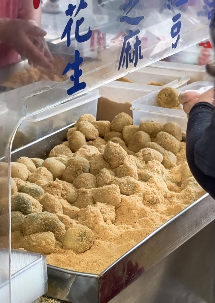 滿滿現磨炒花生粉鐵盤與現做麻糬
