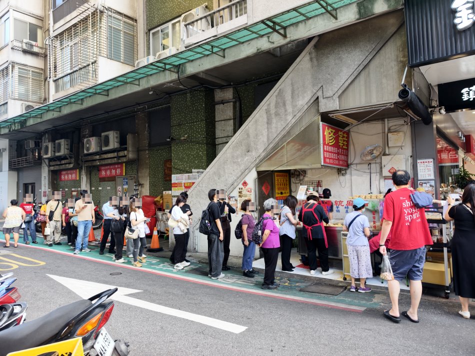 巷口絡繹不絕的排隊外帶購買客潮