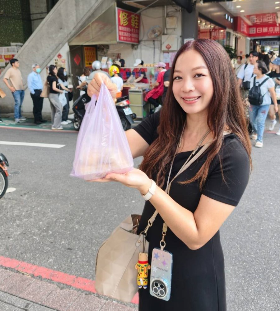 外帶買好一大袋不老客家傳統麻糬開心配照