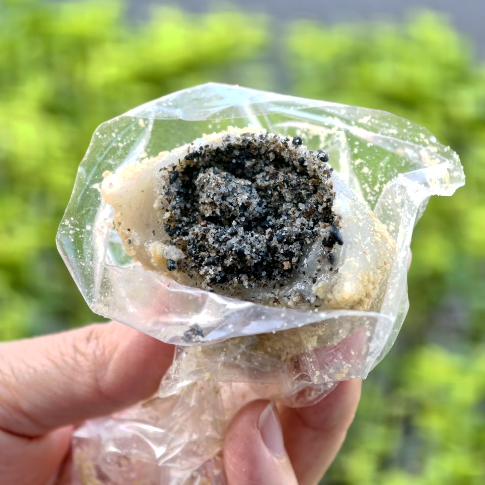 不老麻糬黑芝麻口味爆餡切面特寫
