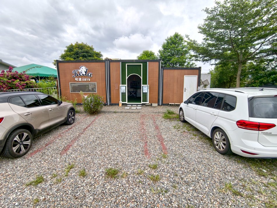 可達休閒羊場門口碎石子專屬停車格