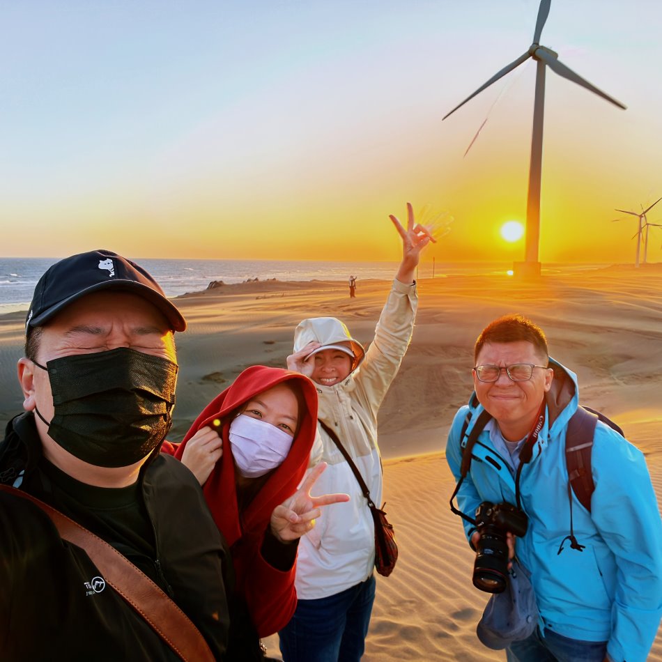 海風雕琢出細膩平行的風成沙紋與沙灘足跡鞋印