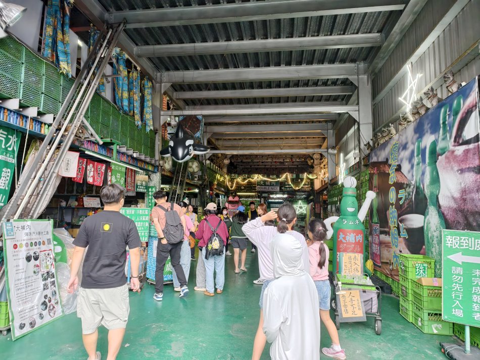 大補內彈珠汽水觀光工廠 廠區走道與懷舊汽水箱佈置