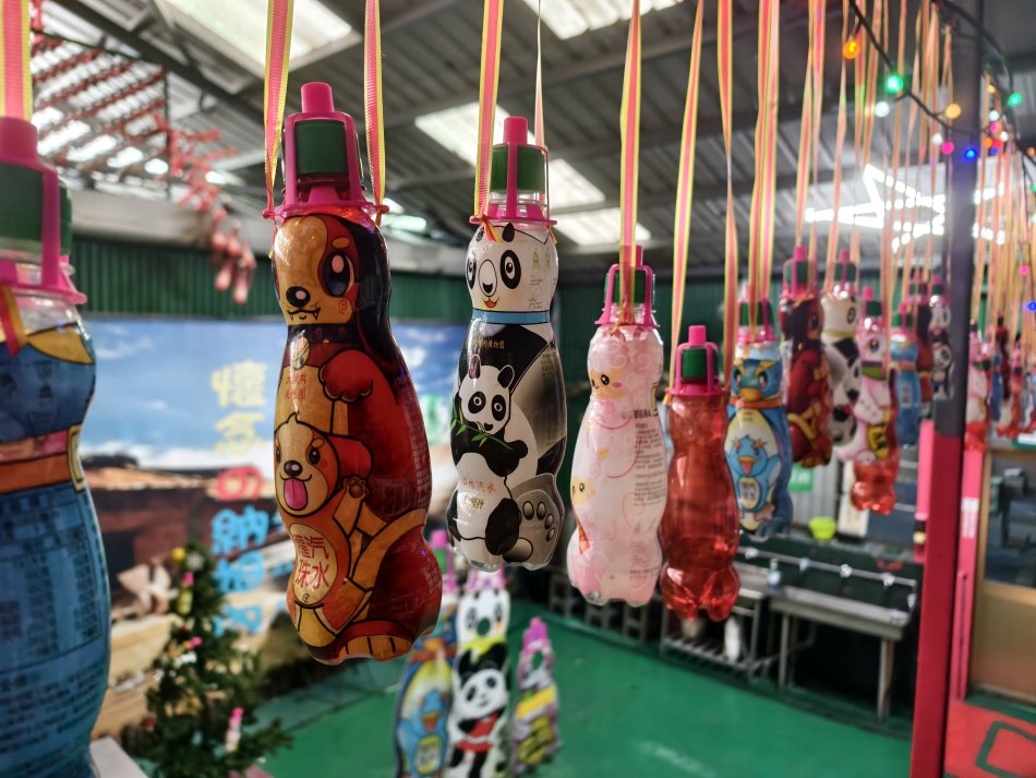 懸掛在空中的各式動物造型彈珠汽水彩繪瓶