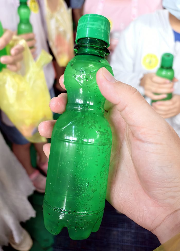 新鮮充填完成的翠綠色彈珠汽水成品