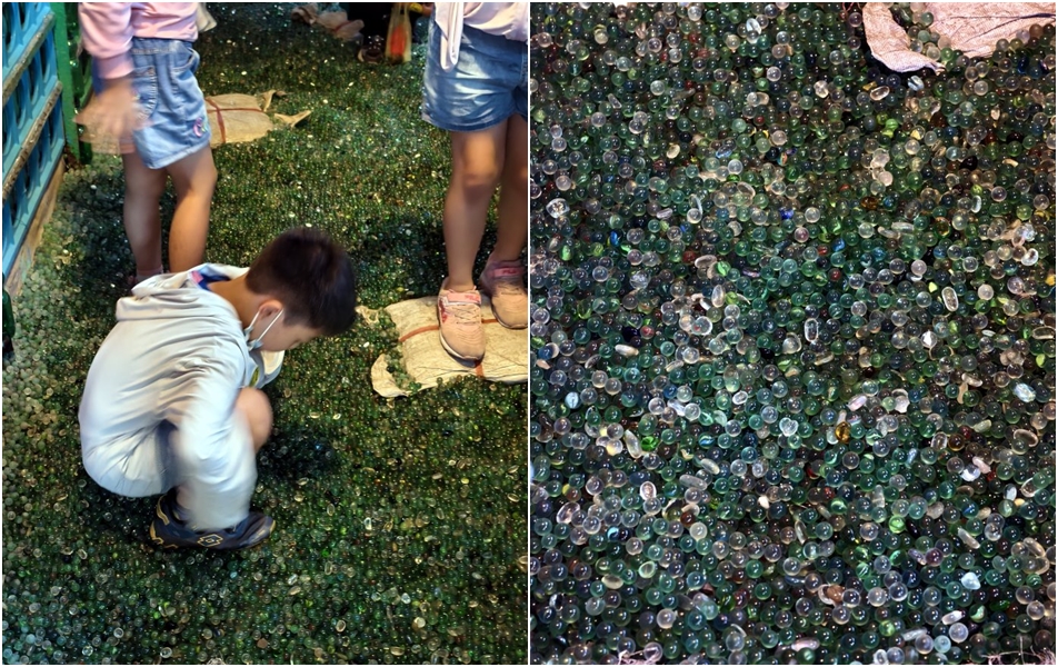 鋪滿成千上萬顆綠色玻璃彈珠的彈珠尋寶池地面