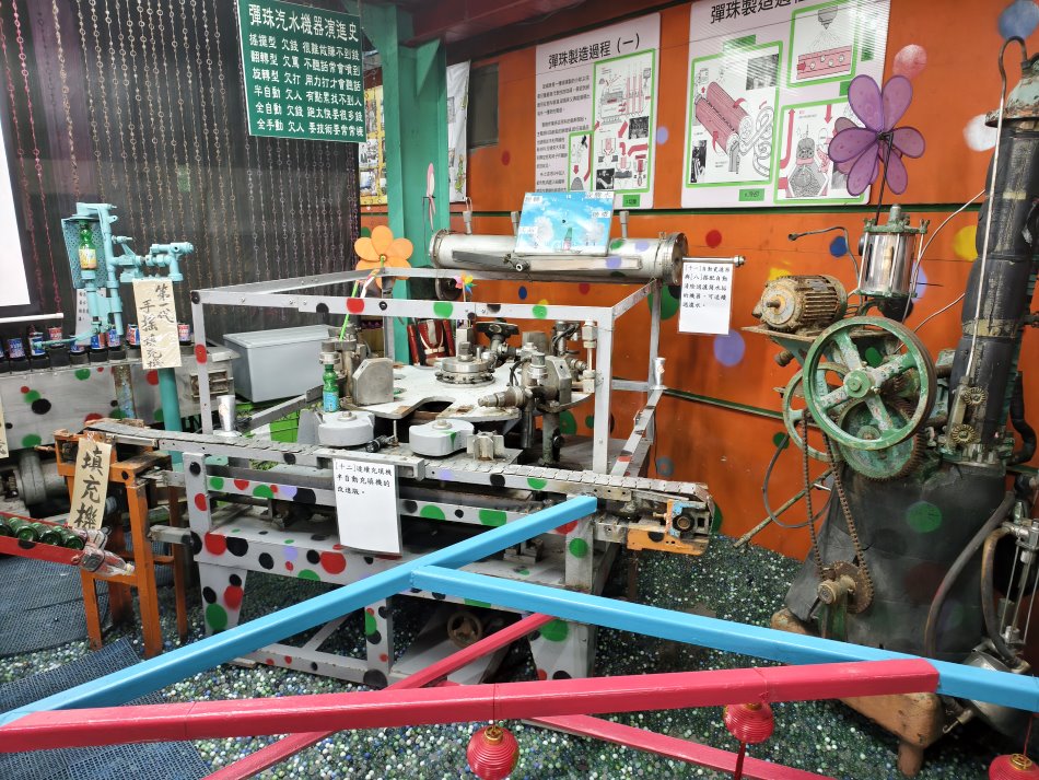 展示台灣彈珠汽水機器演進史與自動化充填設備