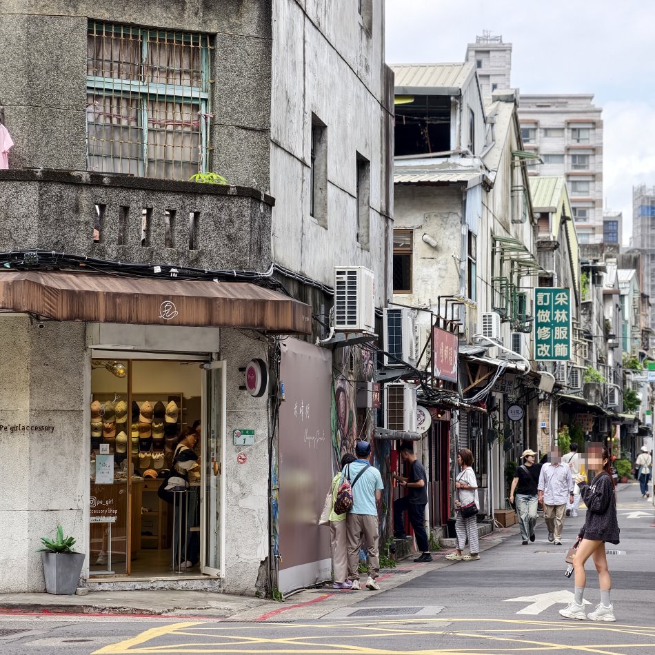 赤峰街老宅轉角文青帽子選物店街景，新舊融合的台北巷弄日常