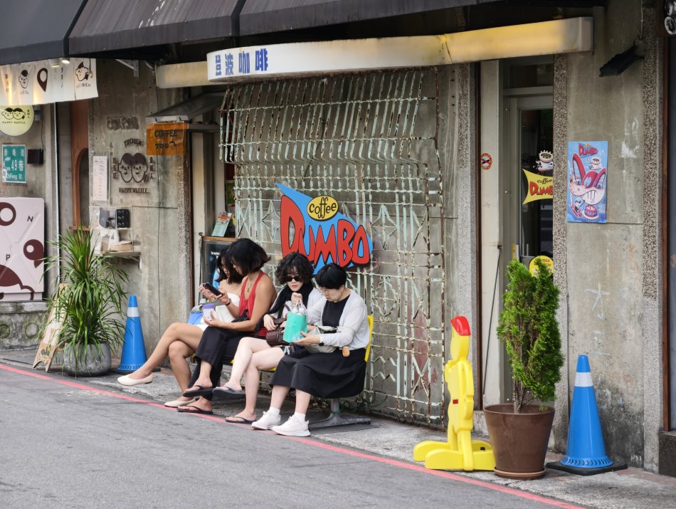 赤峰街登波咖啡 DUMBO 復古鐵花窗與門口長椅喝咖啡人群