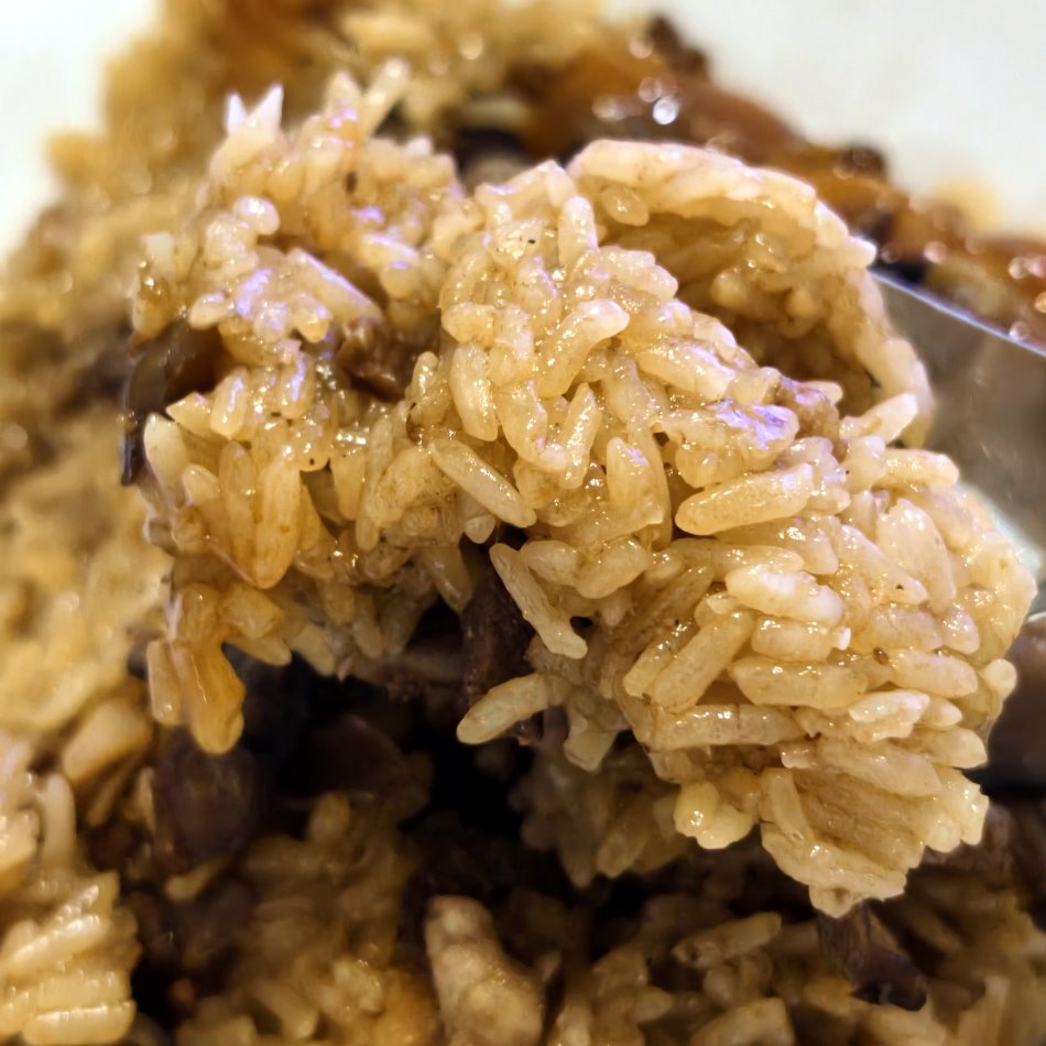 粒粒分明吸飽黑麻油醬香的油亮長糯米飯特寫