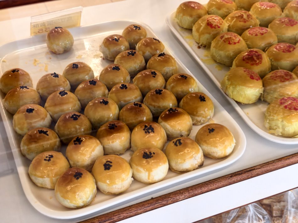 店內玻璃櫥窗販售的現烤金黃蛋黃酥與傳統漢餅