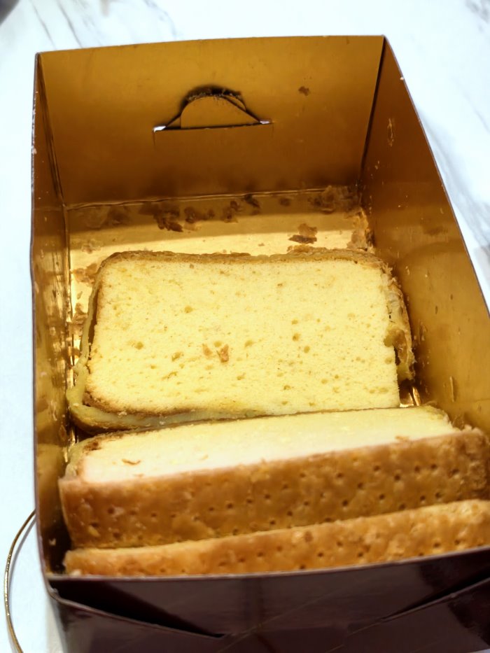 小盒吃到最後幾片的斷面狀態，蛋糕依舊保持濕潤扎實