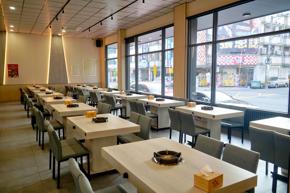 耀武羊威台中大里店內用餐環境 寬敞舒適冷氣強