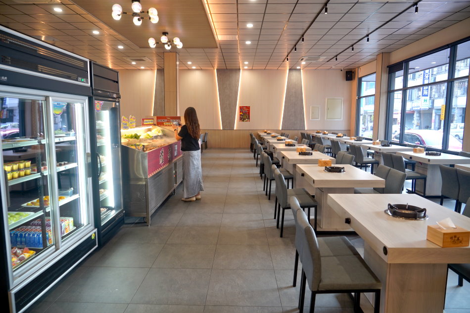 耀武羊威台中大里店寬敞走道與自助吧動線