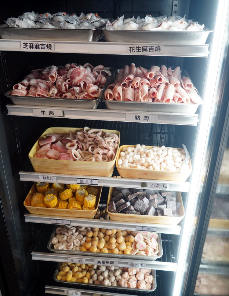 耀武羊威牛豬肉片海鮮鯛魚魷魚小干貝吃到飽冷藏櫃