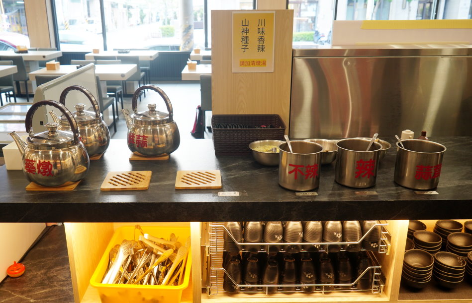 耀武羊威原汁高湯加湯區與特製火鍋沾醬吧