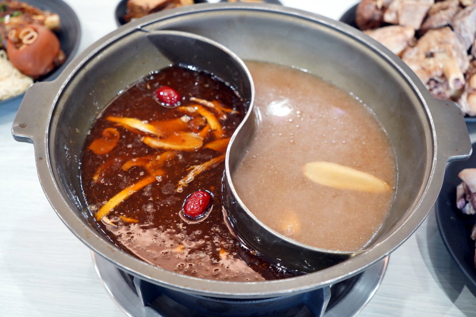 耀武羊威鴛鴦鍋 麻油羊肉湯搭鮮蒜羊肉湯雙享受