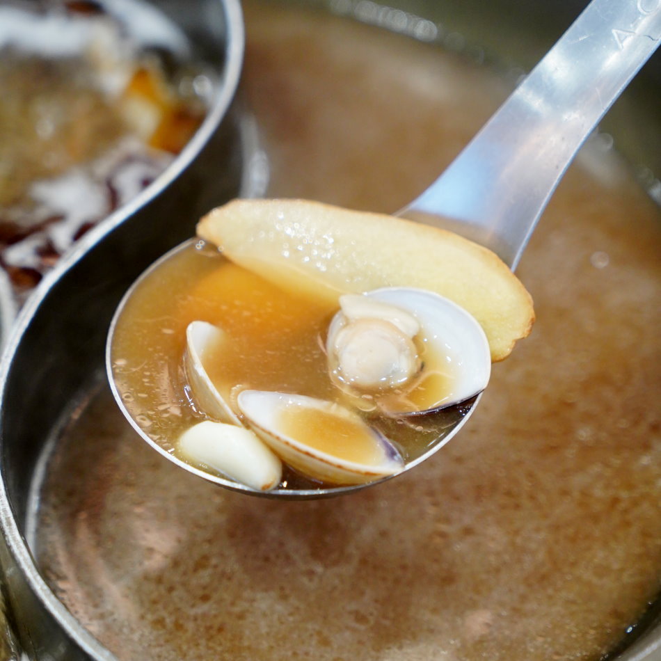 耀武羊威招牌鮮蒜羊肉湯 金黃炸蒜與蛤蜊甘甜湯頭