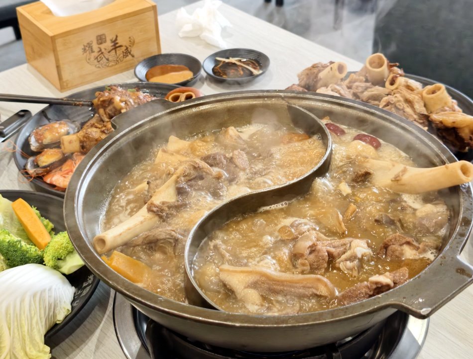 耀武羊威鴛鴦鍋滾煮大根羊大骨與多種羊肉