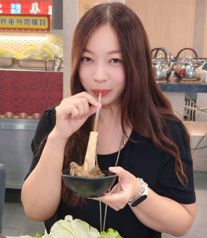 耀武羊威老饕吃法 拿吸管大口吸羊大骨骨髓精華