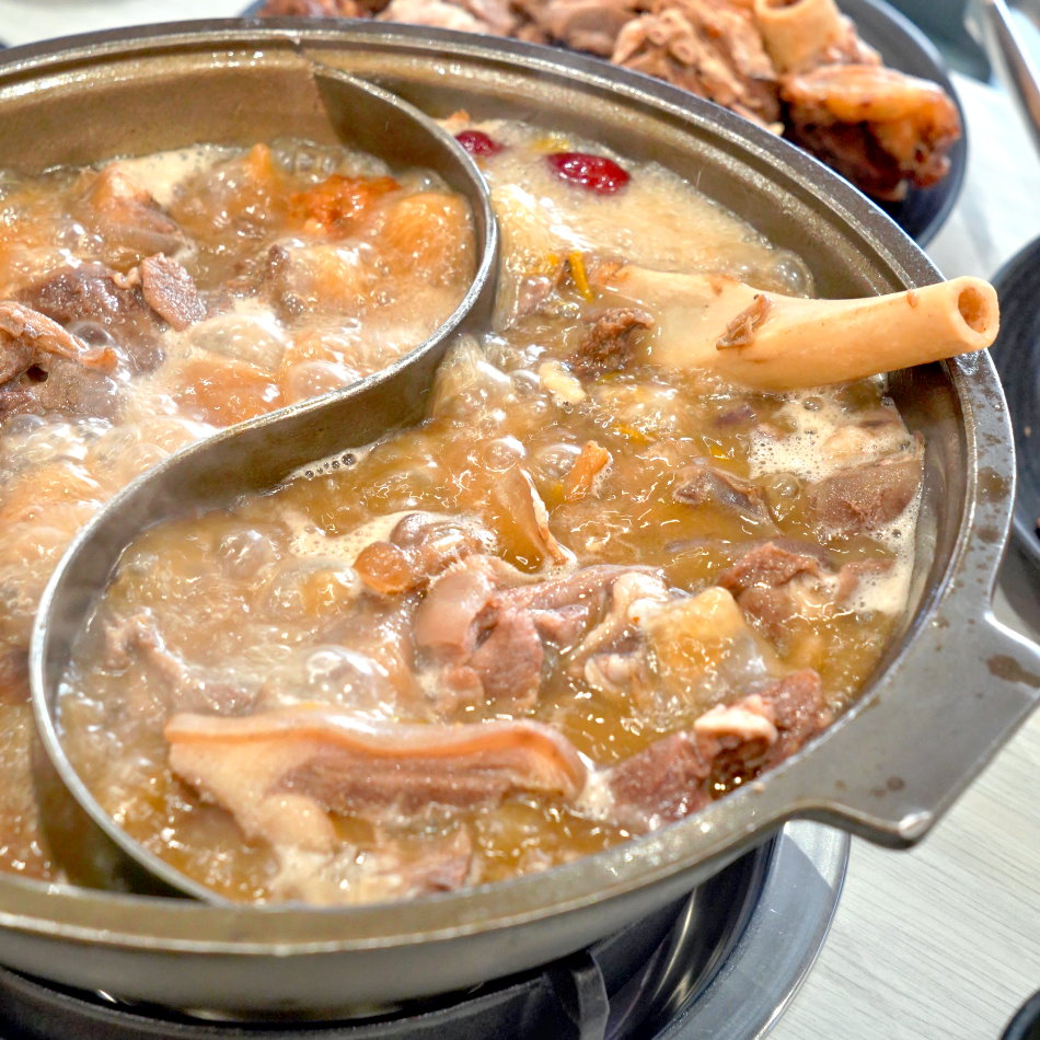 帶皮山羊肉在麻油羊肉湯中慢滾入味