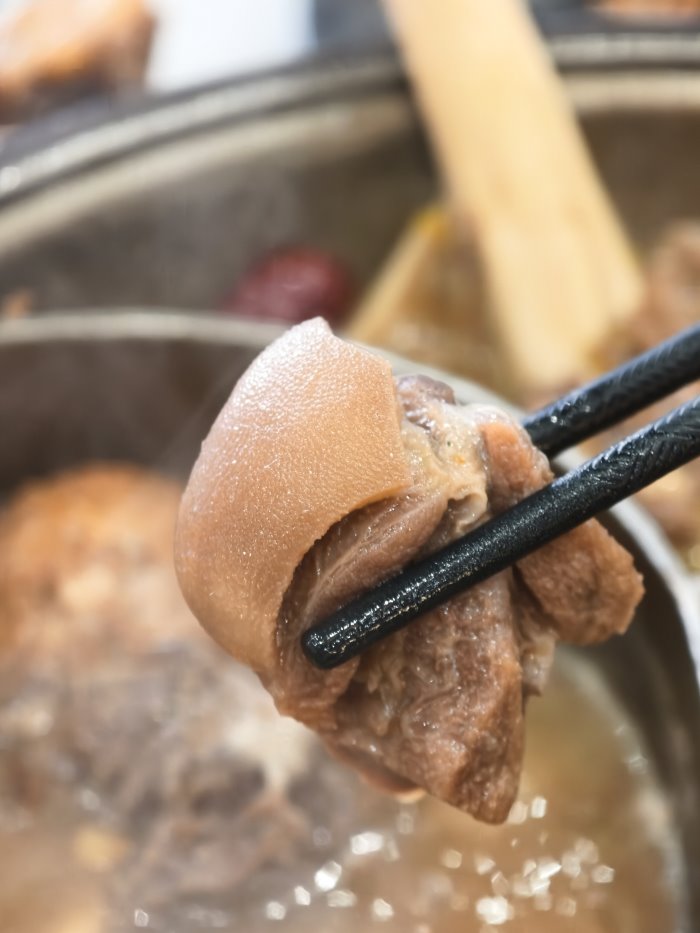 帶皮山羊肉塊夾起特寫 皮脂肉筋層次分明