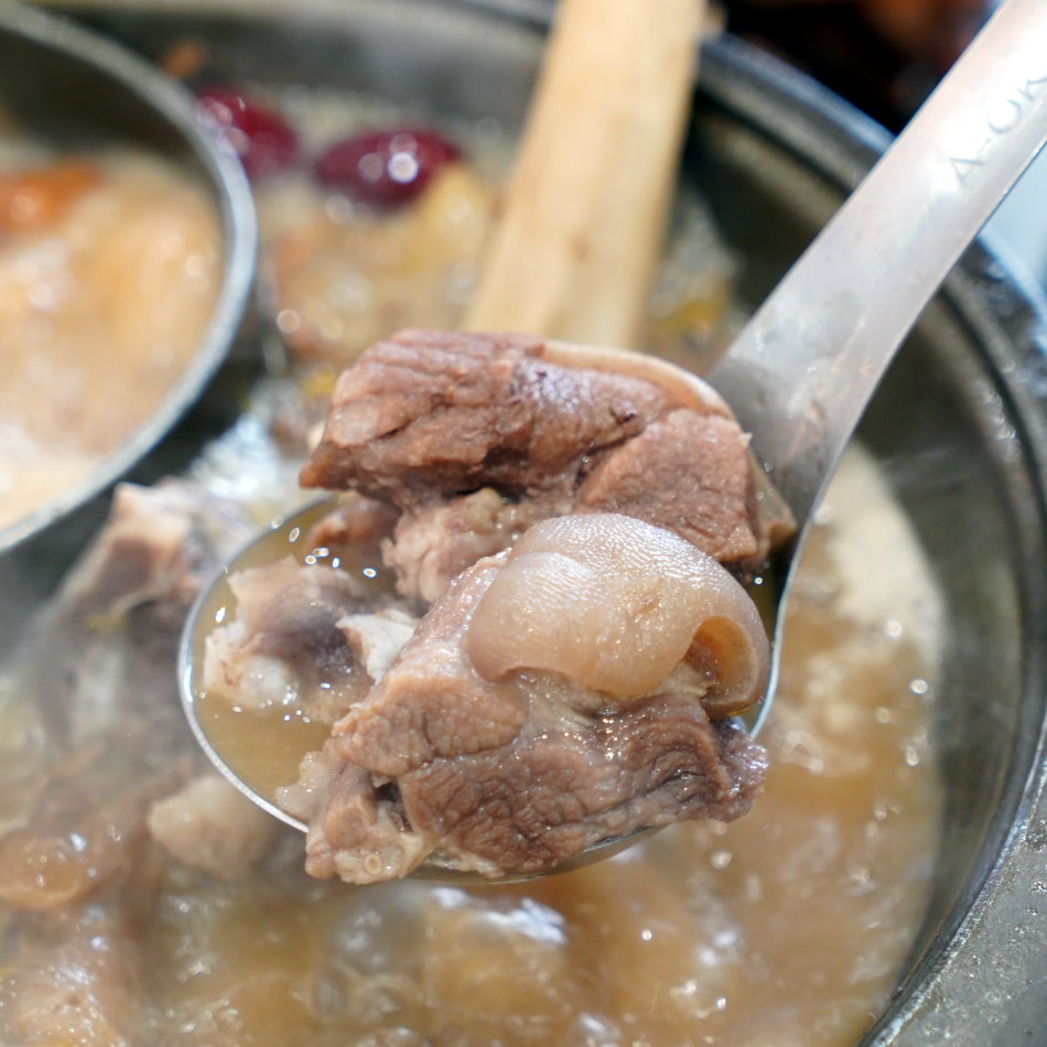 帶皮山羊肉吸收鮮甜高湯 咬下爆出肉汁
