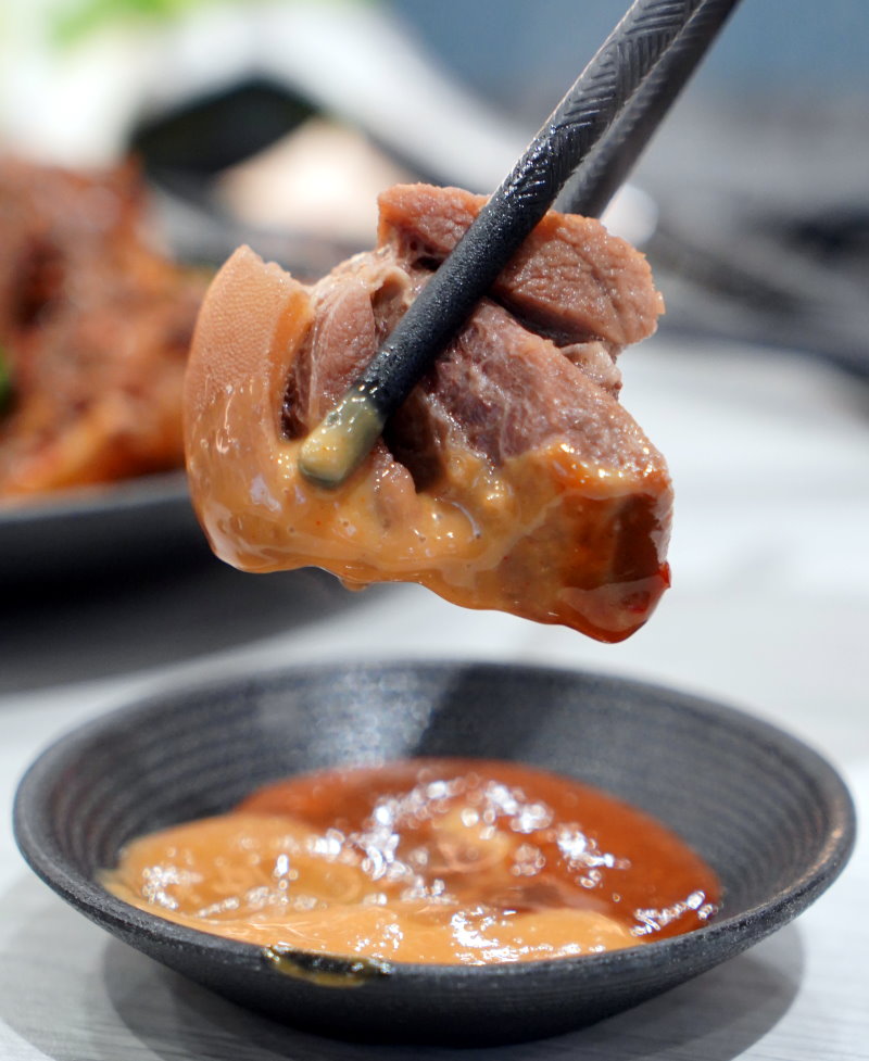 帶皮山羊肉沾特調甘醇豆腐乳醬提味