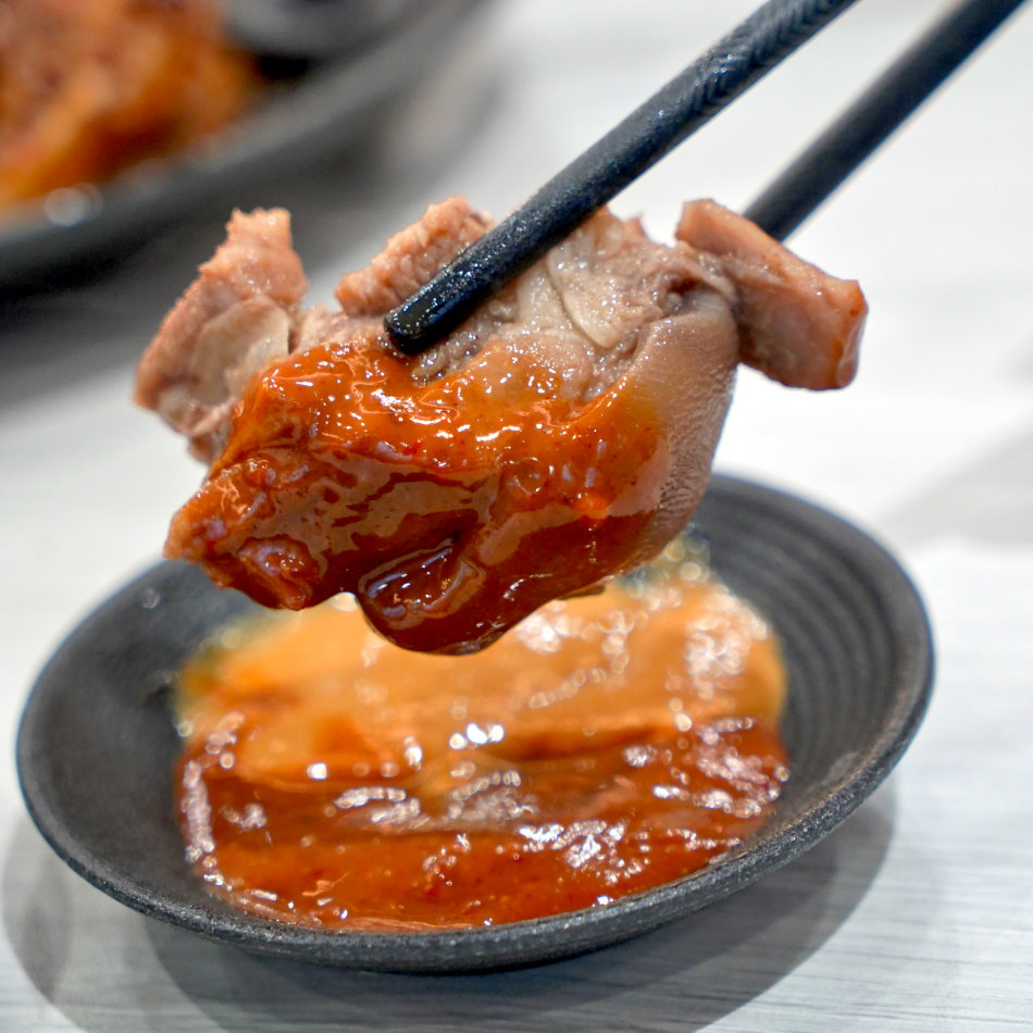 羊肉沾辣腐乳醬增添濃郁風味