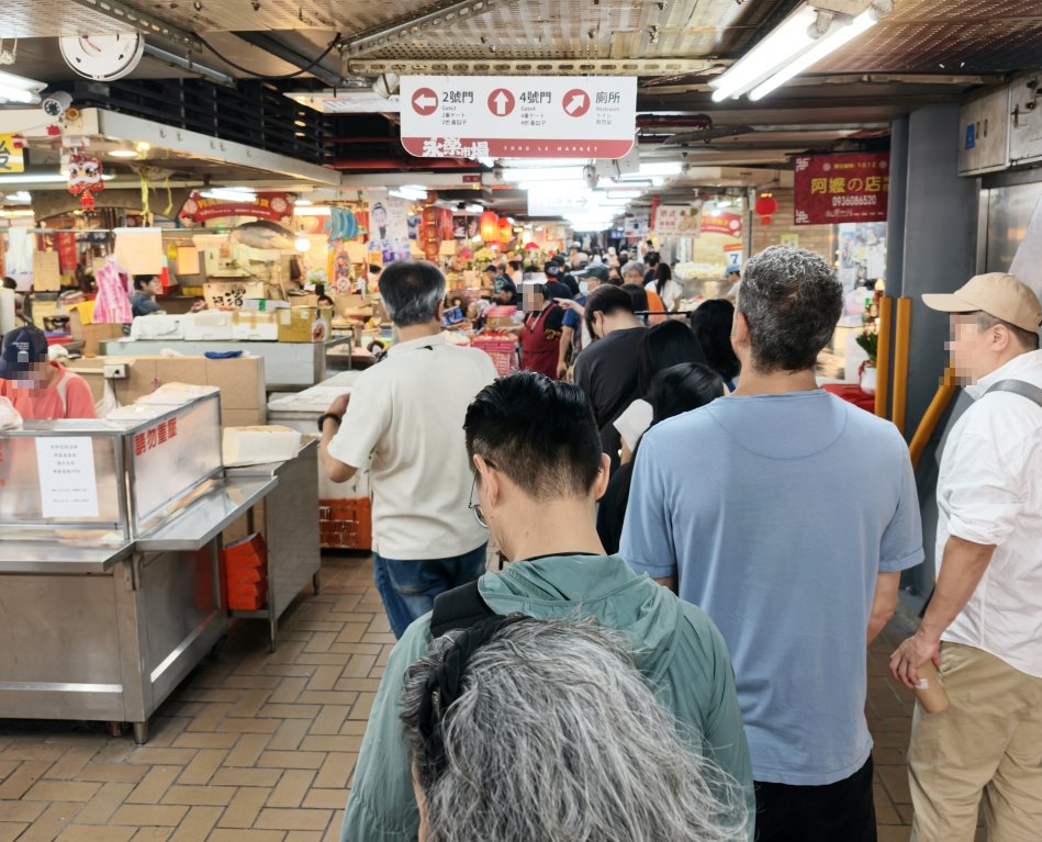 永樂市場走道排隊人潮一路延伸至市場門口