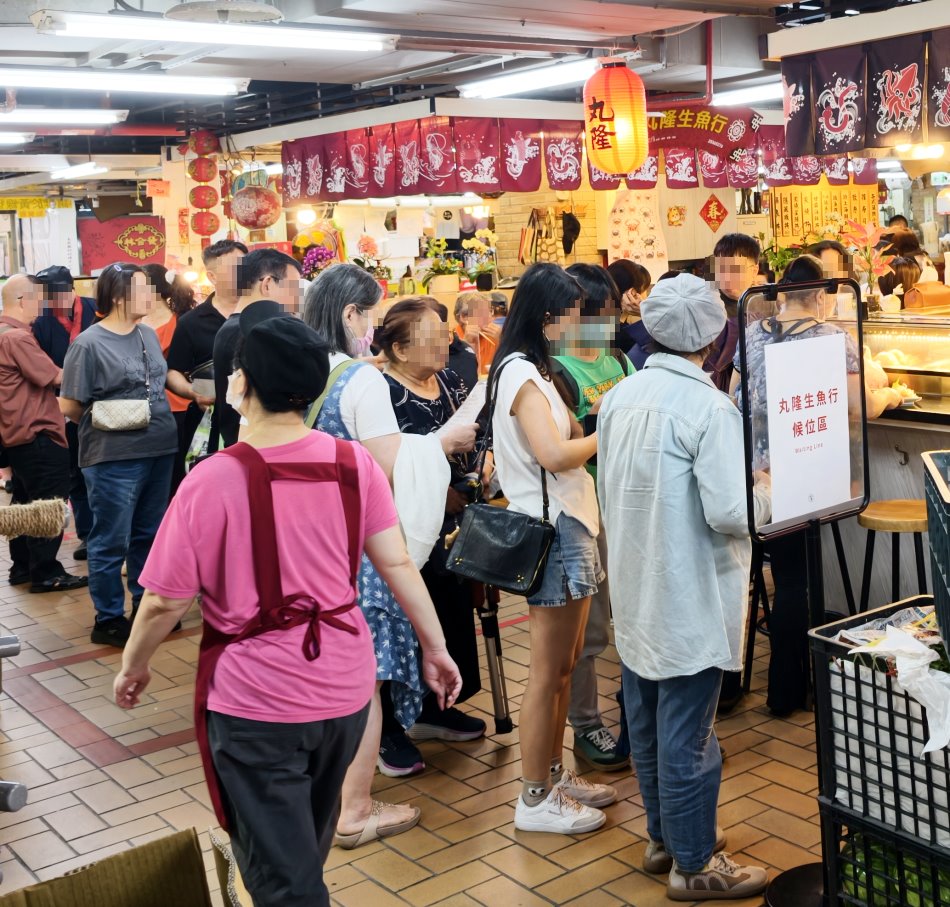 丸隆生魚行候位區立牌與現場排隊人潮