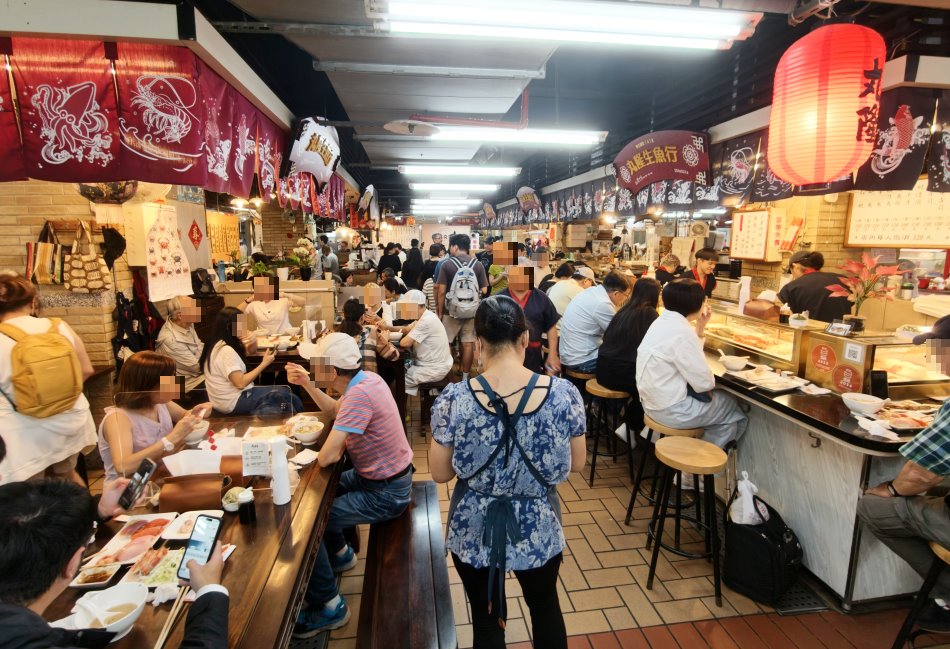 丸隆生魚行內用座位區與熱鬧用餐氛圍