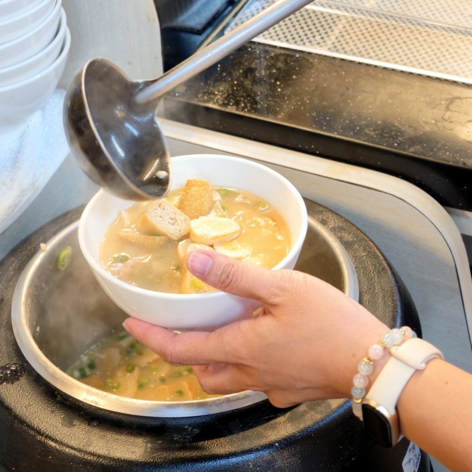 滿滿油豆腐魚丸與魚肉塊的招牌免費味噌湯隨手舀