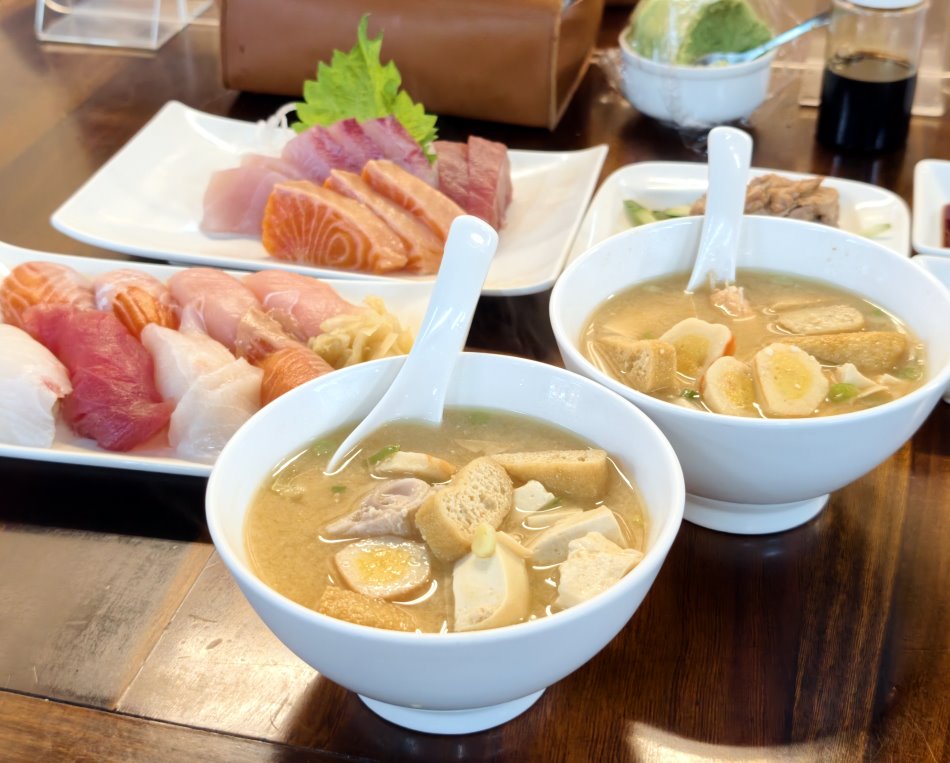 熱騰騰鮮魚味噌湯搭配生魚握壽司與厚切刺身