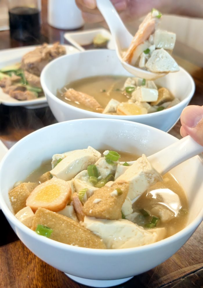料多實在的鮮魚豆腐味噌湯特寫每一匙都是滿滿魚肉與豆腐