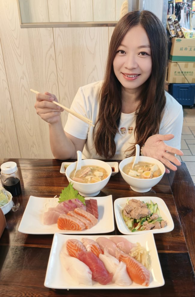 客人開動前與整桌丸隆生魚行澎派日料合影