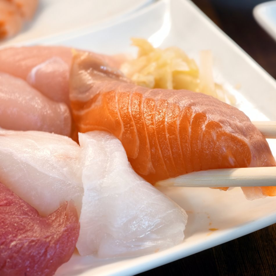 厚片鮭魚完整包覆醋飯的鮭魚握壽司