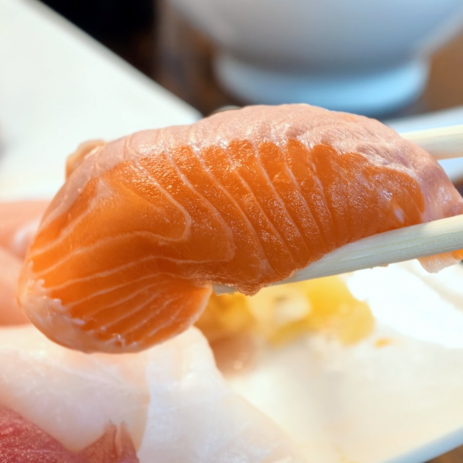 丸隆生魚行厚切鮭魚握壽司細緻油花特寫