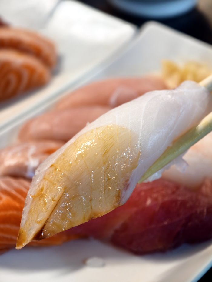 刷上薄醬油的旗魚握壽司肉質細緻透亮