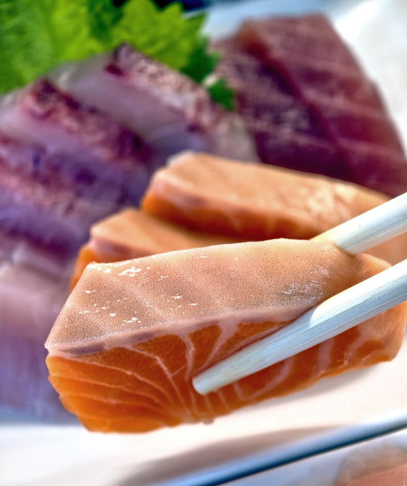 厚切鮭魚生魚片側邊皮緣油脂層特寫