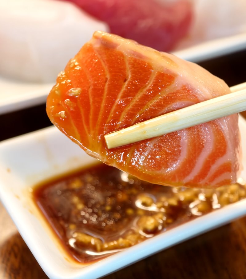 肥美鮭魚生魚片沾山葵醬油油光交融