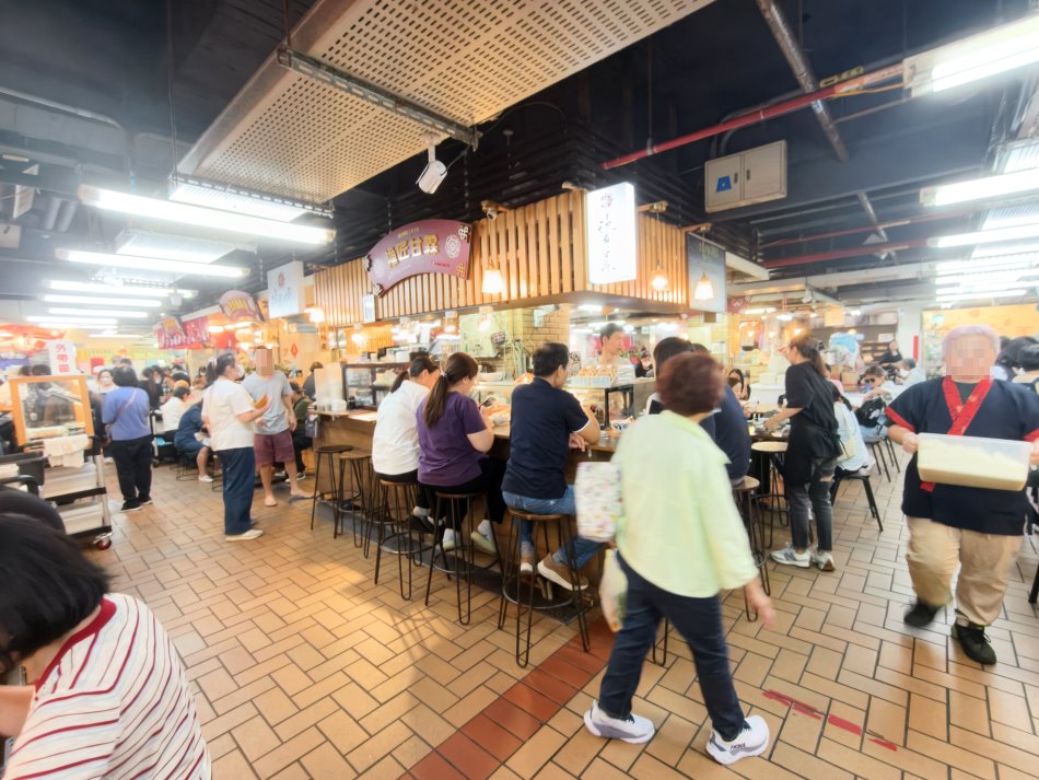 永樂市場另一家人氣日式料理漁匠甘霖吧台人潮
